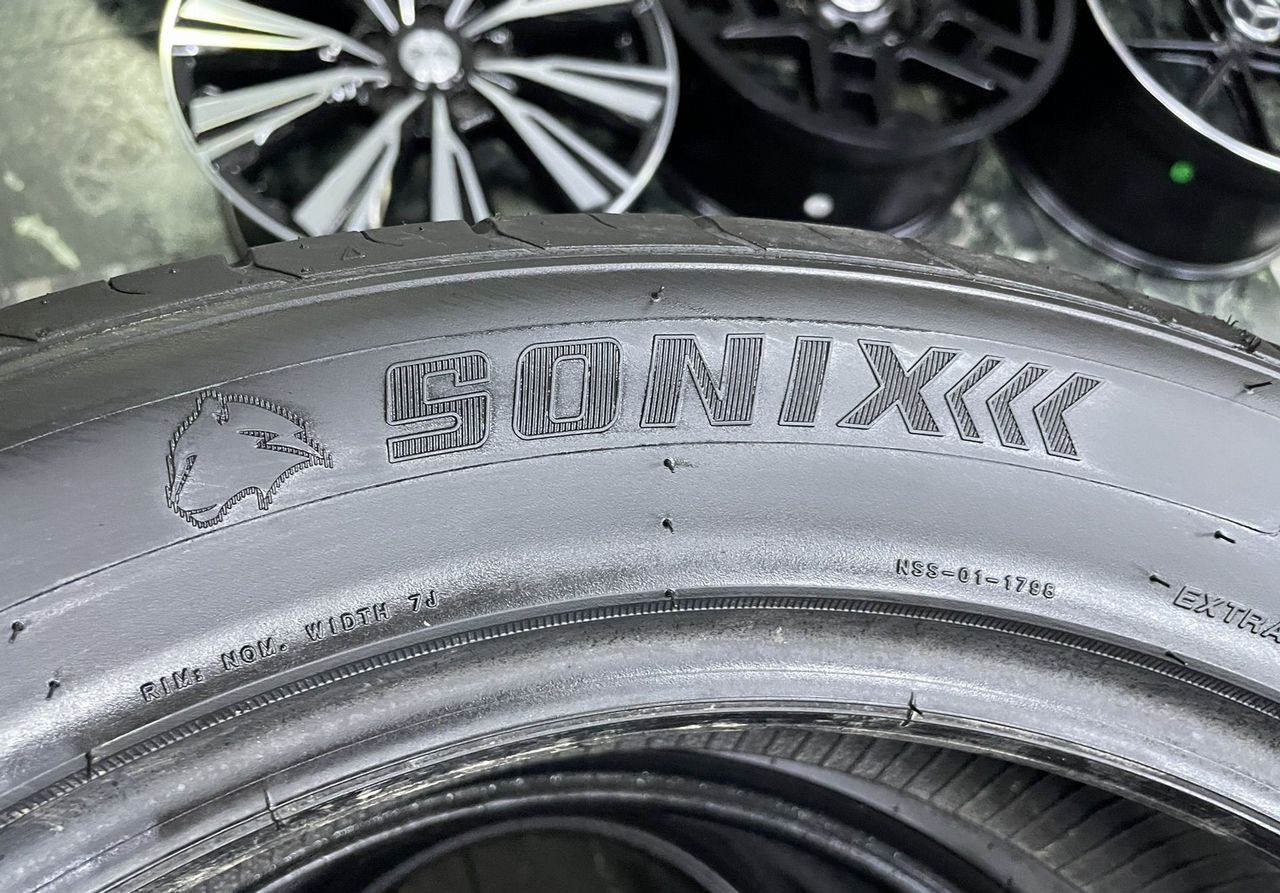 Sonix Prime UHP 08 215/55 R18 99V #4